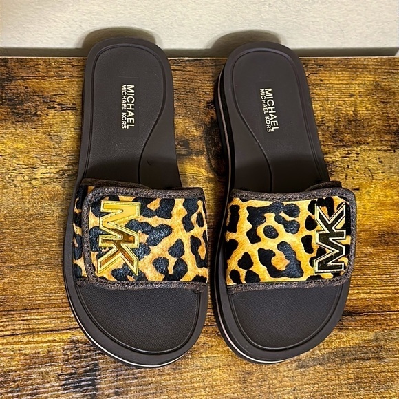 Michael Kors Womens Leopard Calf Hair Platform Slides Gold Logo Size 5 Resort - Picture 2 of 8